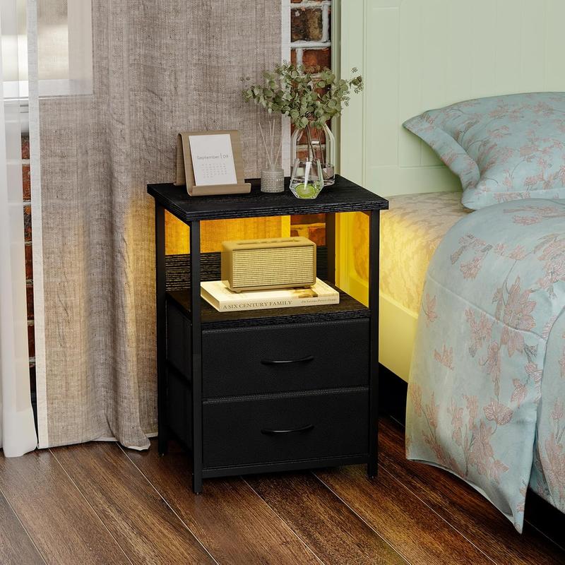 【Summergarden】Mesita de noche con estación de carga, mesita de noche LED con puertos y tomas USB, 2 cajones de almacenamiento de tela con acabado de PU, mesita de noche pequeña, negra