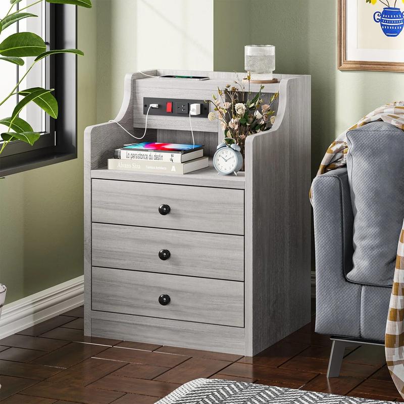 Mesita de noche gris con 3 cajones y estación de carga. Mesita de noche moderna con 2 puertos USB y 2 tomas de corriente para teléfonos y tabletas. Ideal para los artículos esenciales del dormitorio.