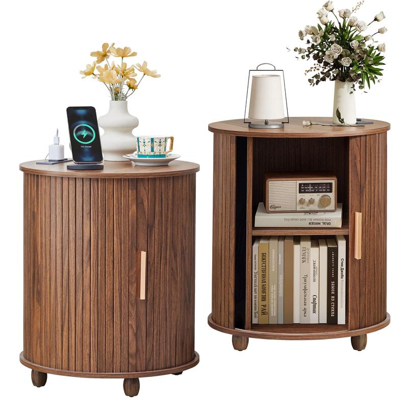 Mesita auxiliar redonda estriada Giratree con estación de carga, mesa auxiliar pequeña de estilo rústico con puerta corredera y almacenamiento, mesitas de noche estriadas de madera de mediados de siglo para sala de estar y dormitorio.
