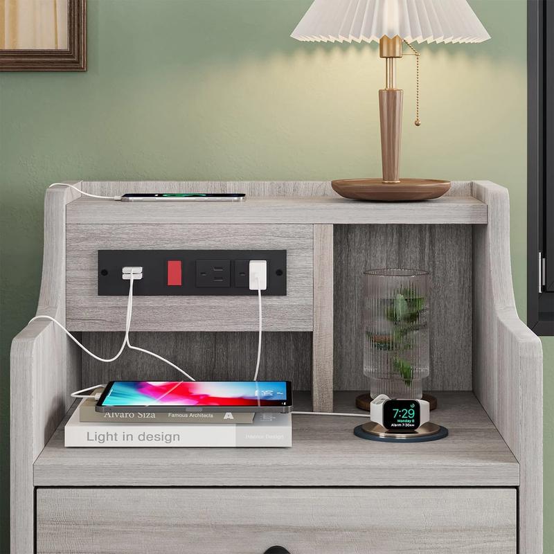 Mesita de noche gris con 3 cajones y estación de carga. Mesita de noche moderna con 2 puertos USB y 2 tomas de corriente para teléfonos y tabletas. Ideal para los artículos esenciales del dormitorio.
