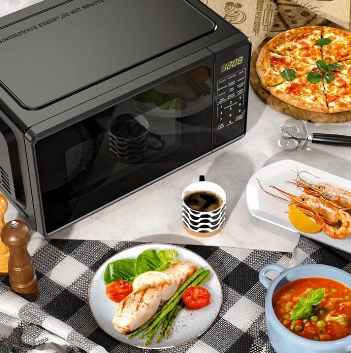 Horno microondas de encimera negro de 0,7 pies cúbicos, 700 vatios, diseño compacto, ideal para cocinar y hornear.