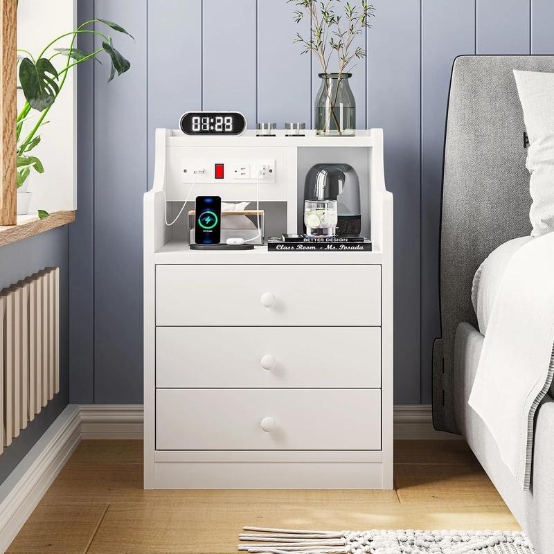 Mesita de noche gris con 3 cajones y estación de carga. Mesita de noche moderna con 2 puertos USB y 2 tomas de corriente para teléfonos y tabletas. Ideal para los artículos esenciales del dormitorio.