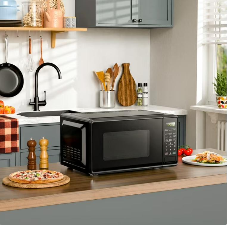 Horno microondas de encimera negro de 0,7 pies cúbicos, 700 vatios, diseño compacto, ideal para cocinar y hornear.