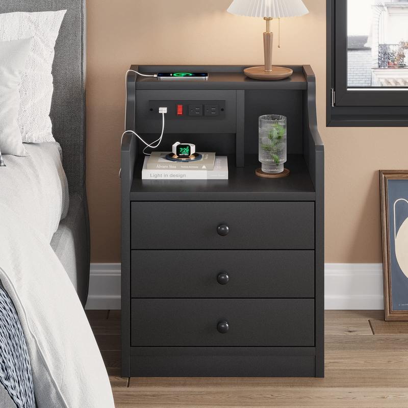 Mesita de noche gris con 3 cajones y estación de carga. Mesita de noche moderna con 2 puertos USB y 2 tomas de corriente para teléfonos y tabletas. Ideal para los artículos esenciales del dormitorio.