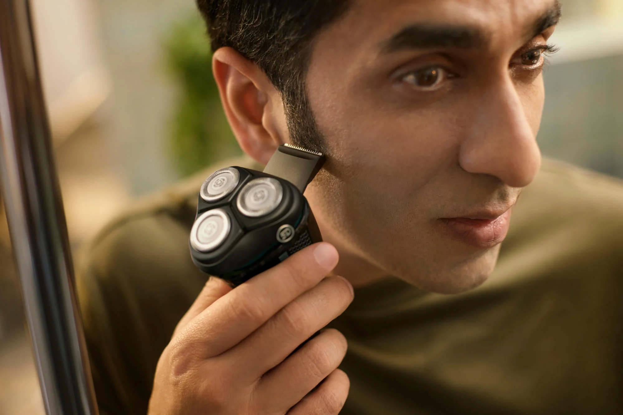 Philips Norelco Shaver 3600, Rechargeable Wet & Dry Electric Shaver with Pop-Up Trimmer and Storage Pouch