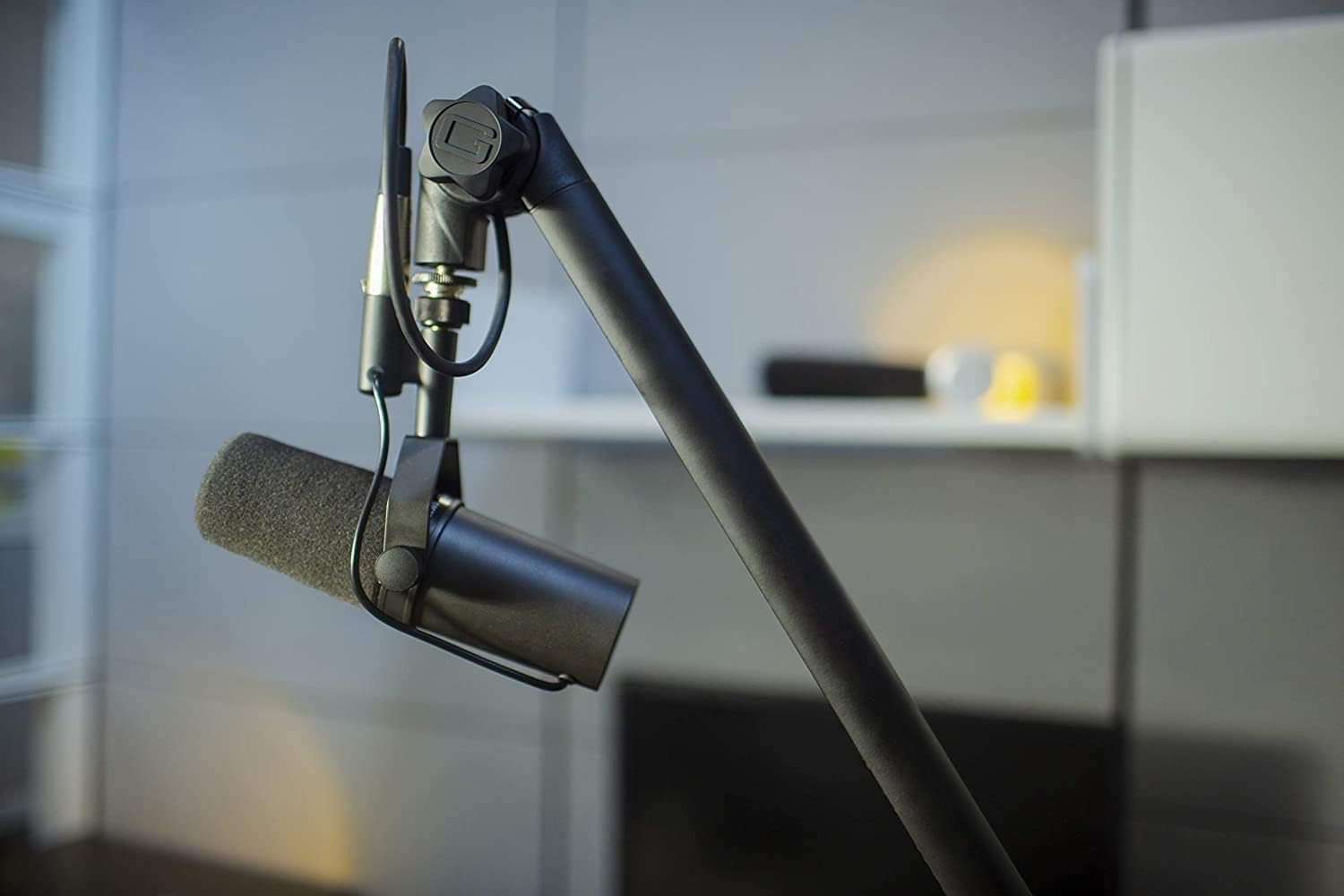 Shure SM7B Vocal Dynamic Microphone + Gator 3000 Boom Stand for Broadcast, Podcast & Recording, XLR Studio Mic for Music & Speech, Wide-Range Frequency, Warm & Smooth Sound, Detachable Windscreen