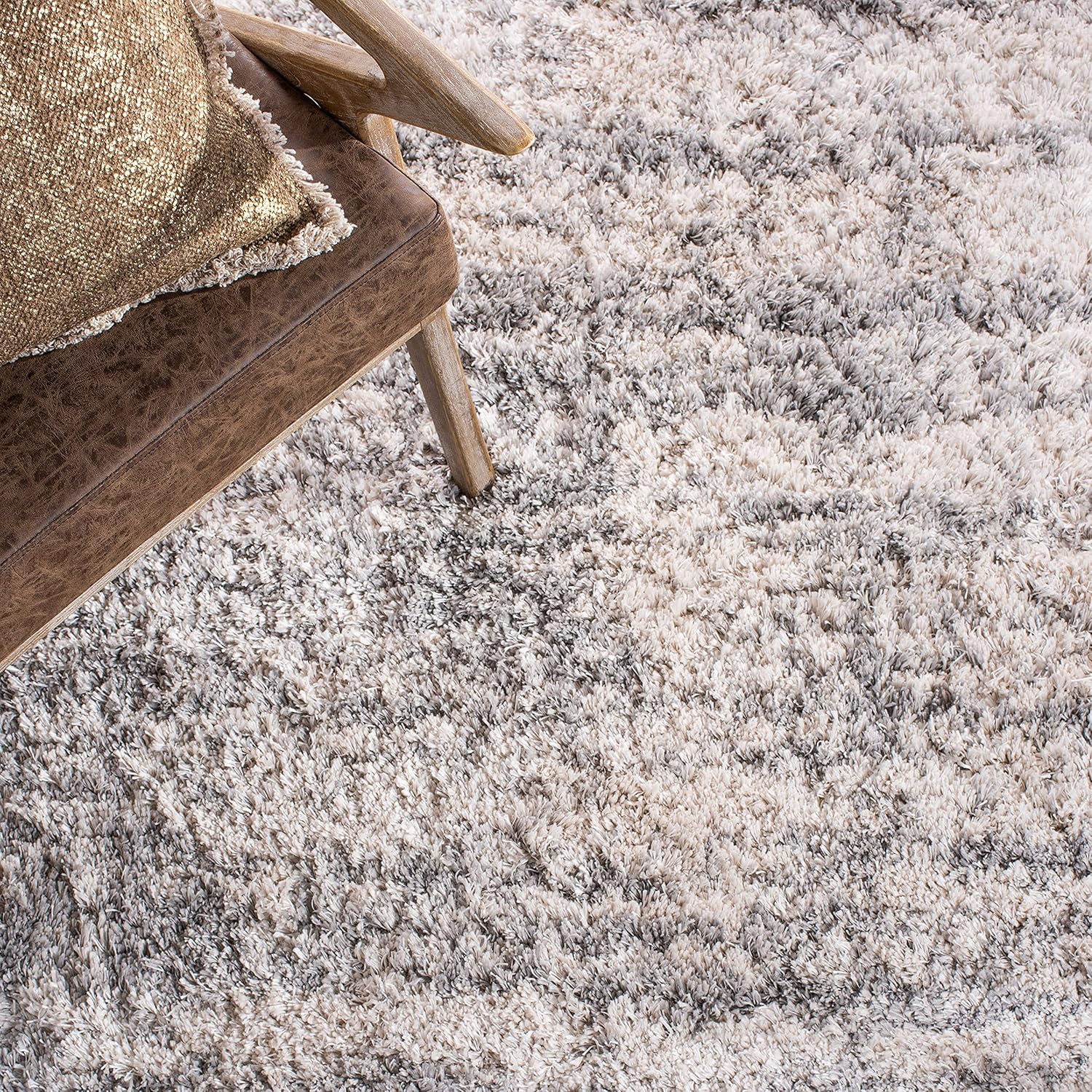 SAFAVIEH Iceland Shag Collection Area Rug - 6' x 9', Ivory & Grey, Modern Design, Non-Shedding & Easy Care, 2.6-inch Thick Ideal for High Traffic Areas in Living Room, Bedroom (ISG511A)
