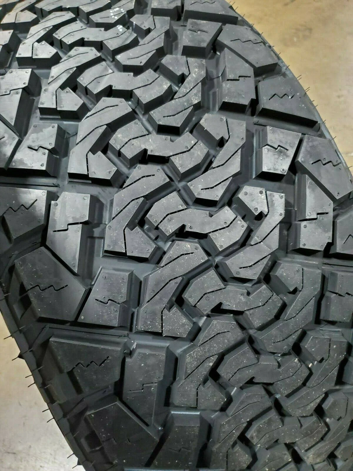 Venom Power Terra Hunter X/T Lt37/13.50r24 124Q Tire