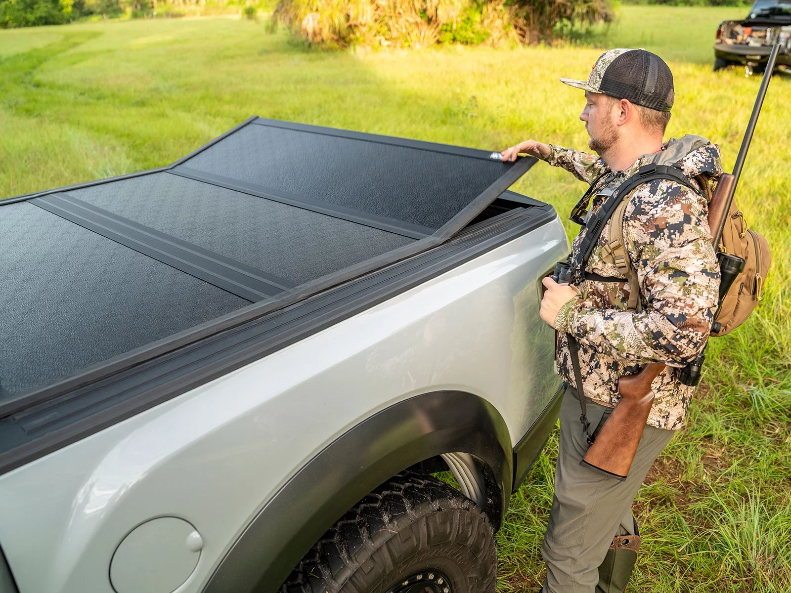Gator by RealTruck EFX Hard Tri-Fold Truck Bed Tonneau Cover | GC24029 | Compatible with 2021 - 2023 Ford F-150 5' 7" Bed (67.1")