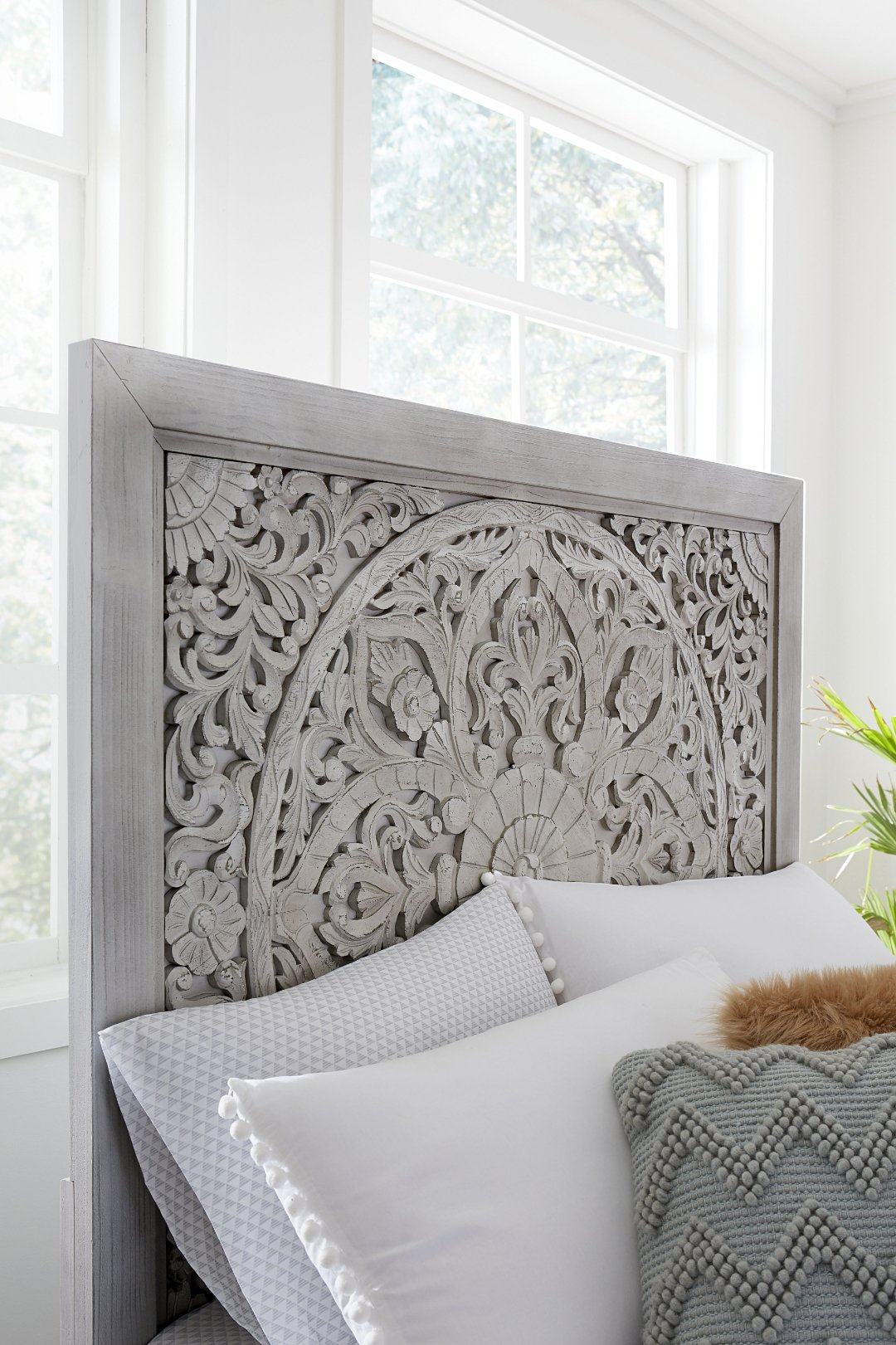 Modus Boho Chic 5 PC Queen Bedroom Set w Chest in Washed White