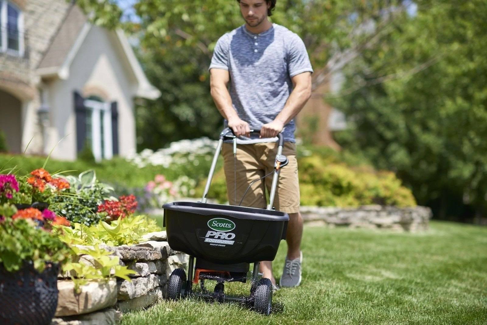 Scotts Edge Guard Pro Broadcast Spreader, 15000 sq. ft