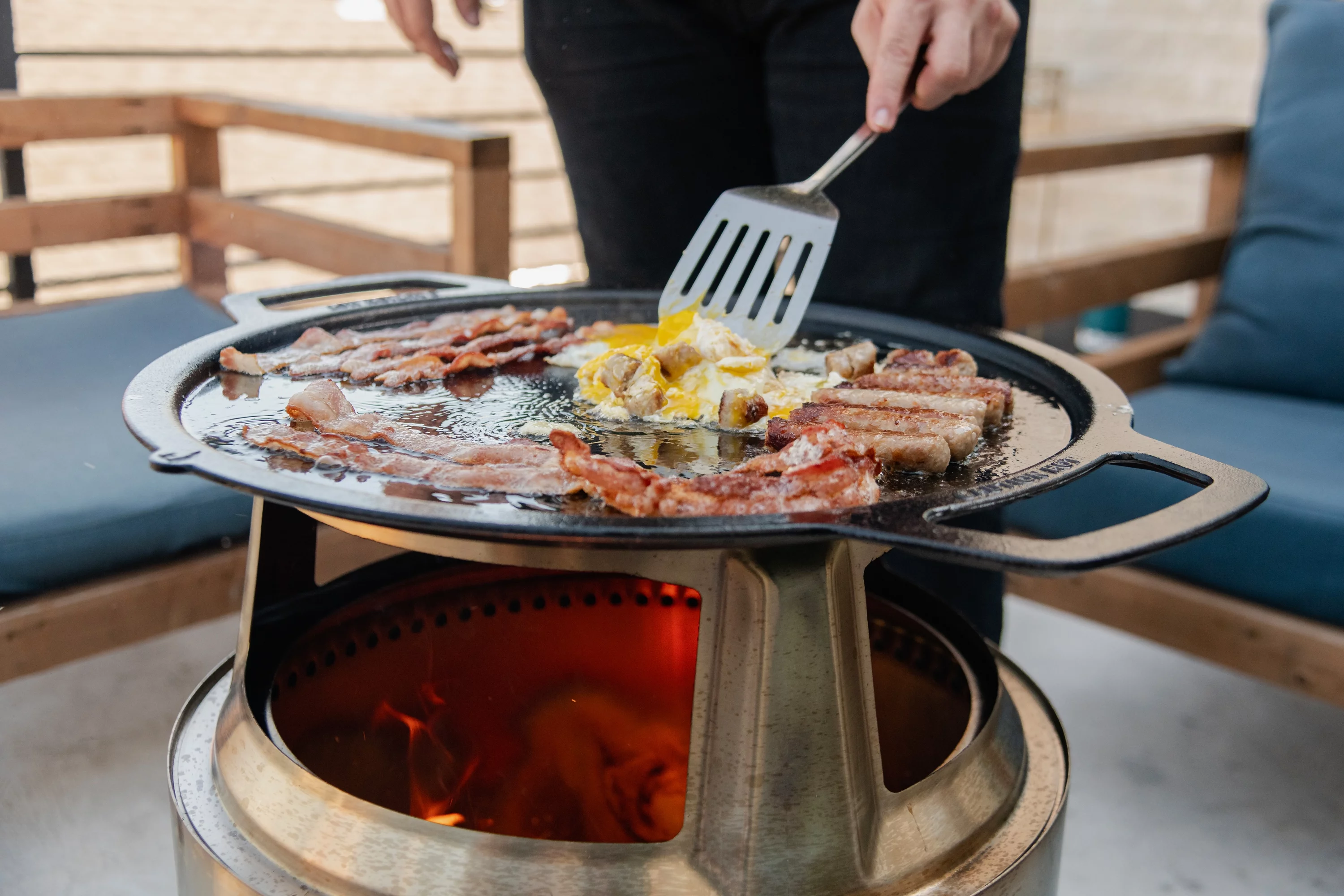 Solo Stove Bonfire Griddle + Hub, Cast Iron Cookware with Stainless steel Hub for 8” Elevation, Addition to Bonfire fire pit, Weight: 19.5lbs , Cooking surface diameter 17.75"