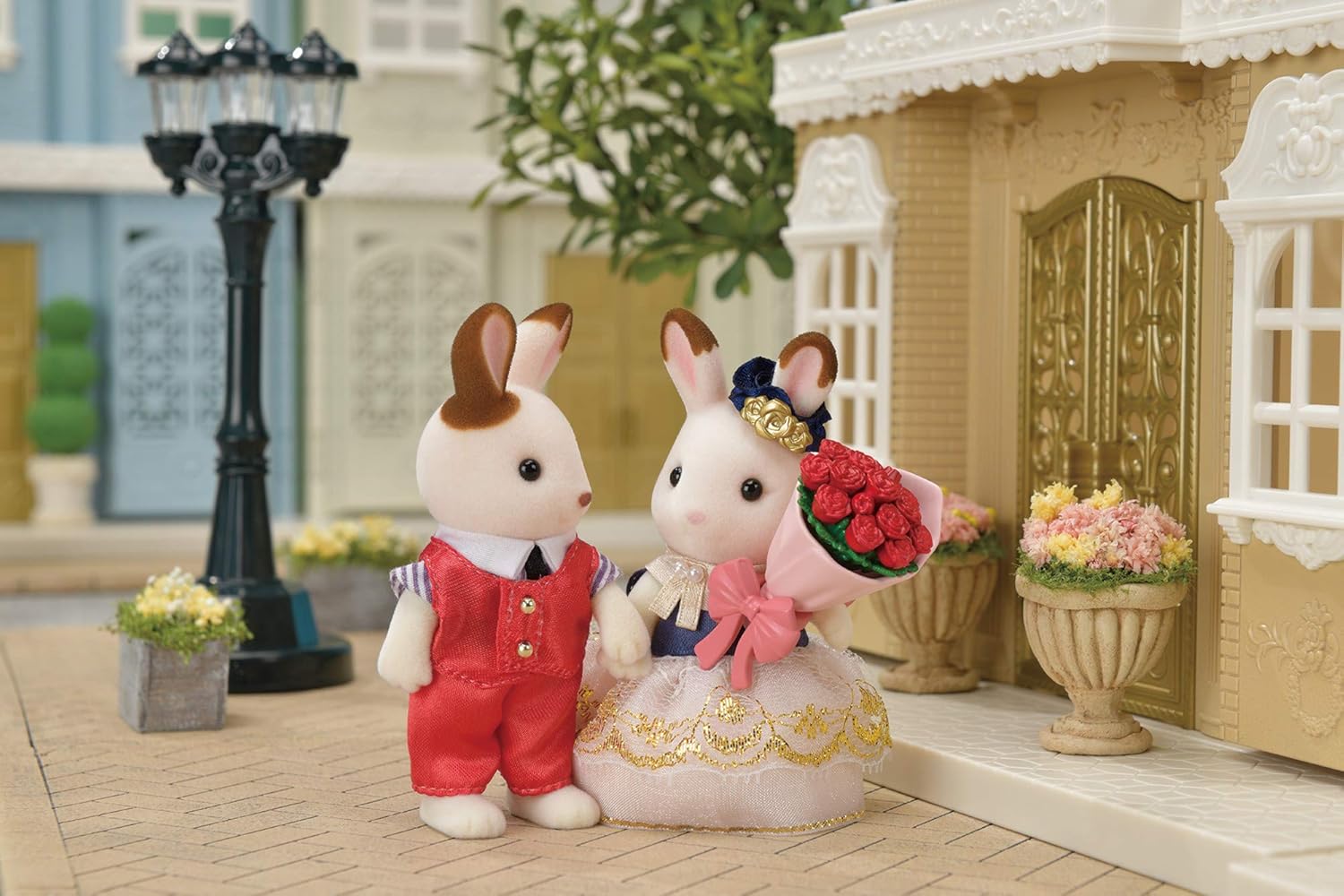 Calico Critters Town Series Cute Couple Set, Set of 2 Collectible Doll Figures with Fashion and Floral Accessories