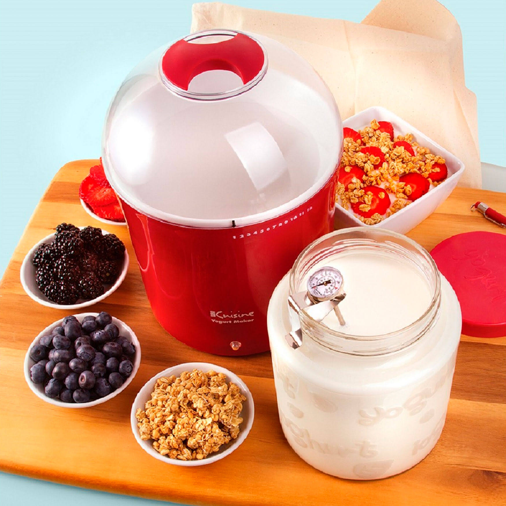 Euro Cuisine 2qt yogurt and Greek yogurt Maker with Glass Jar (Red)