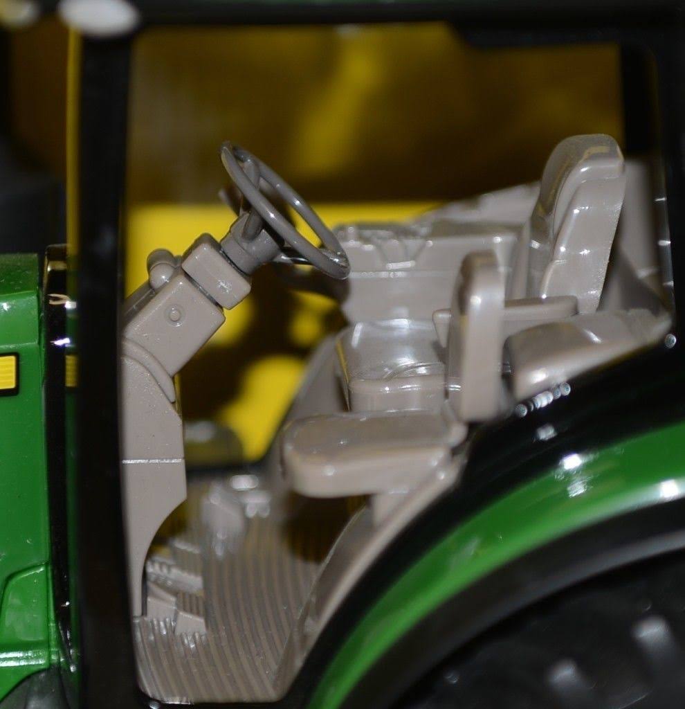 John Deere 1/16 Scale 8R Tractor