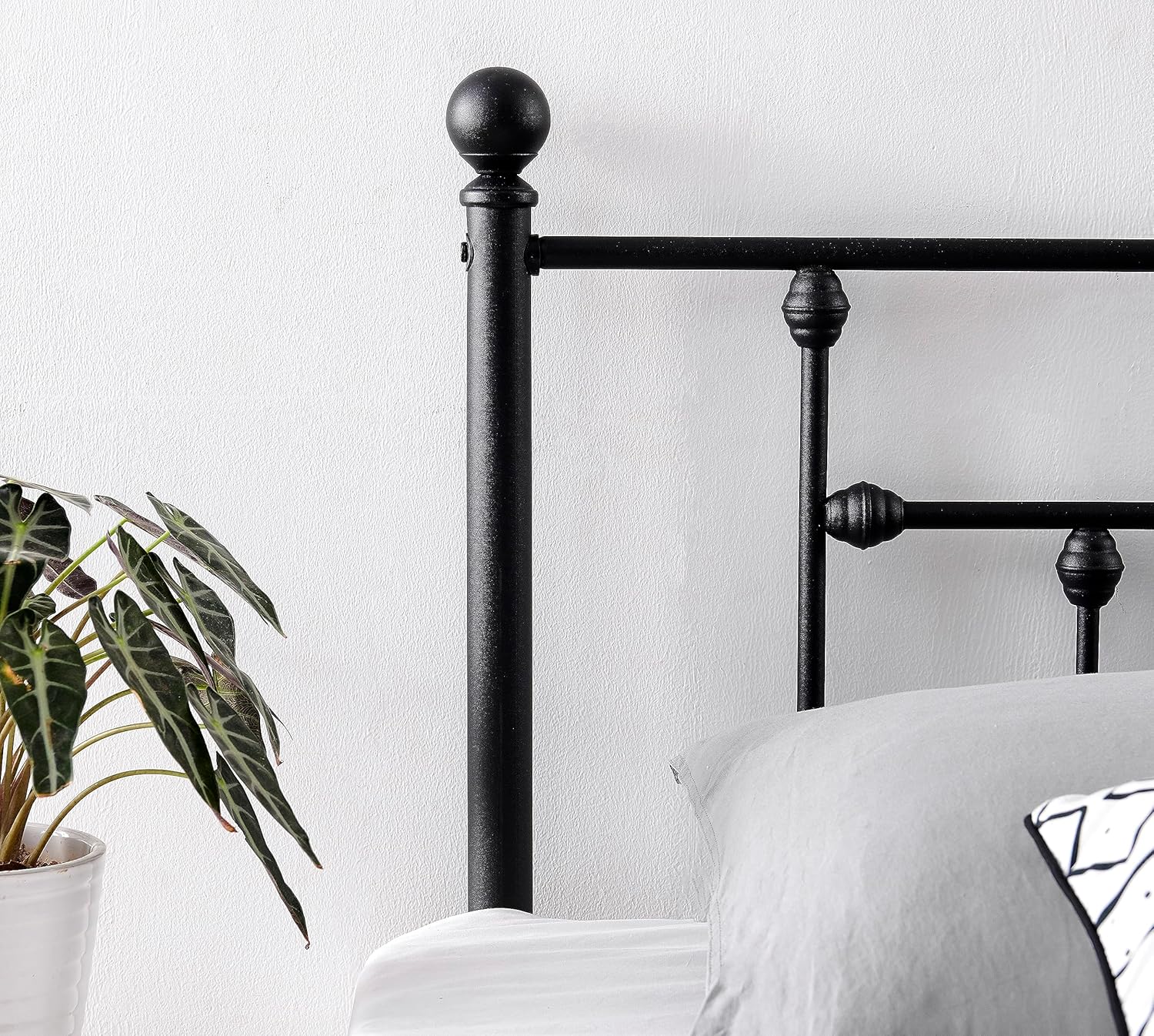 VECELO Twin Size Metal Platform Bed Frame with Headboard and Footboard, Heavy Duty Slat Support/No Box Spring Needed Mattress Foundation/Underbed Storage Space, Victorian Style