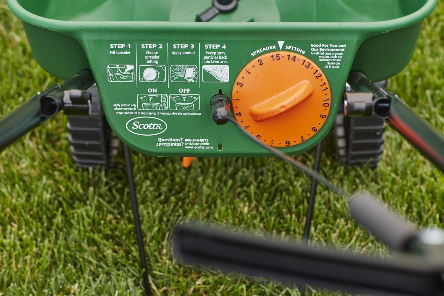 Scotts Turf Builder Edgeguard Mini Broadcast Spreader Pack of 2