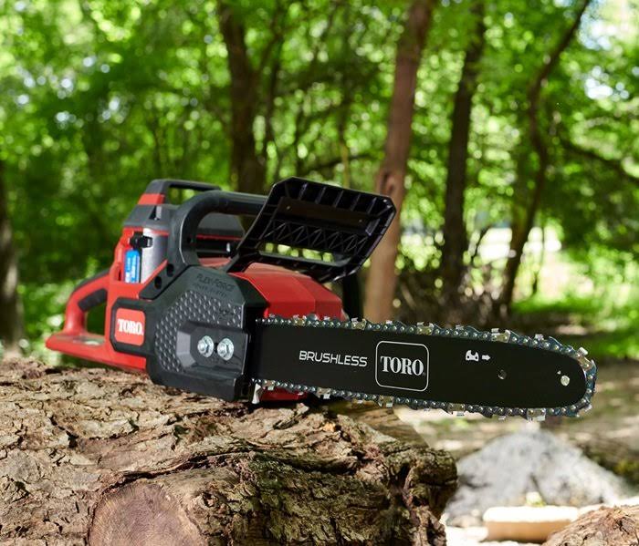 Toro 7013894 16 in. 60V Flex Force Battery Chainsaw Kit