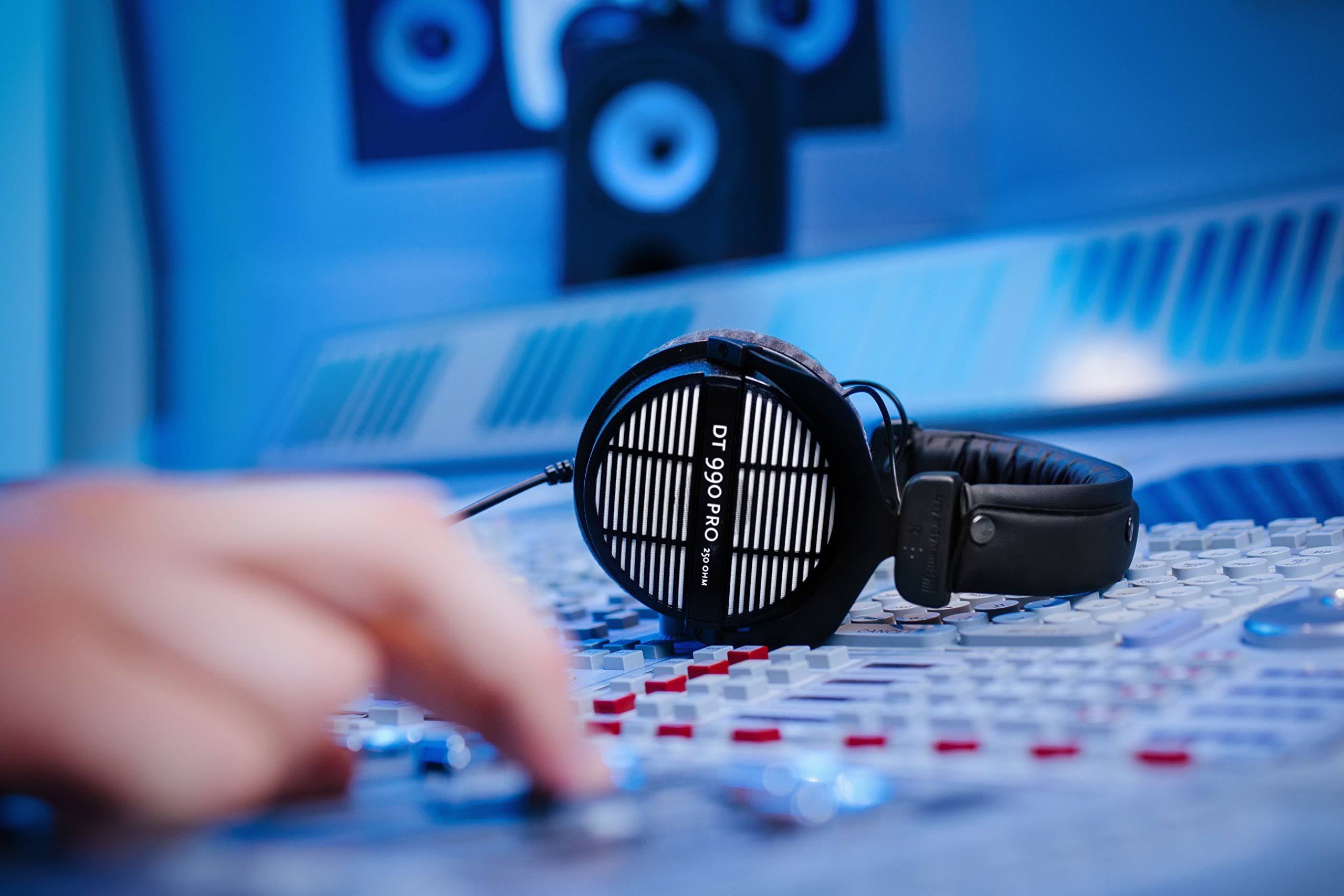Beyerdynamic DT 990 Pro Studio Headphones