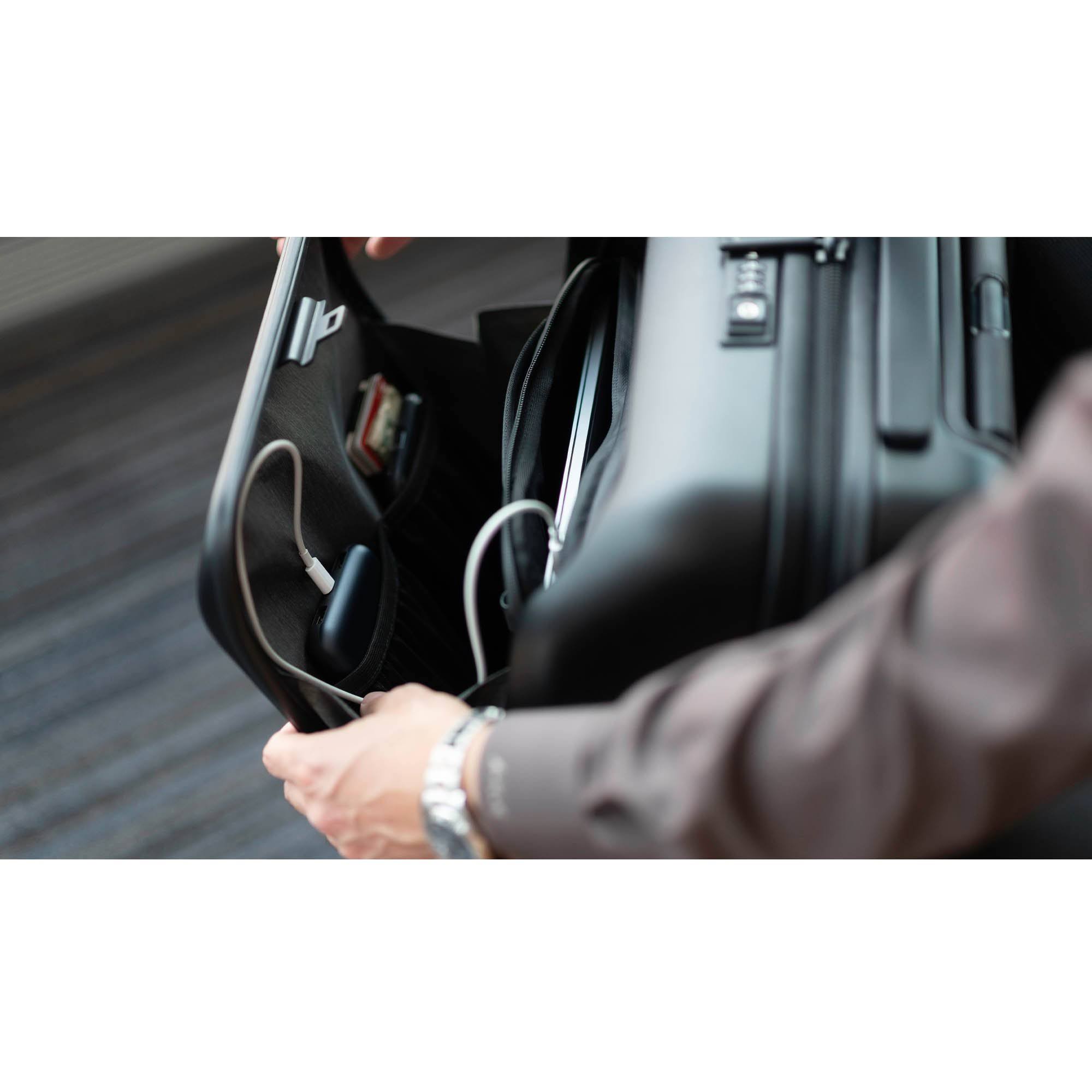 Nomatic - Carry-On Pro 22x22 Spinning Suitcase
