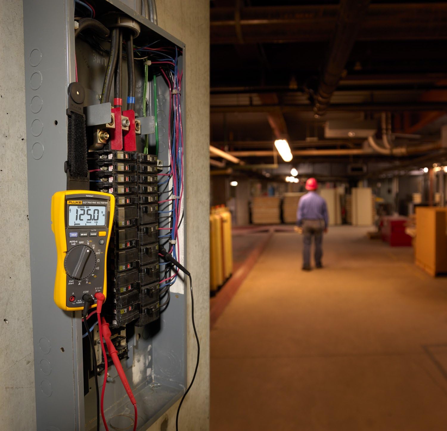Fluke 117 Digital Multimeter, Non-Contact AC Voltage Detection, Measures Resistance/Continuity/Frequency/Capacitance/Min Max Average, Automatic AC/DC Voltage Selection, Low Impedance Mode