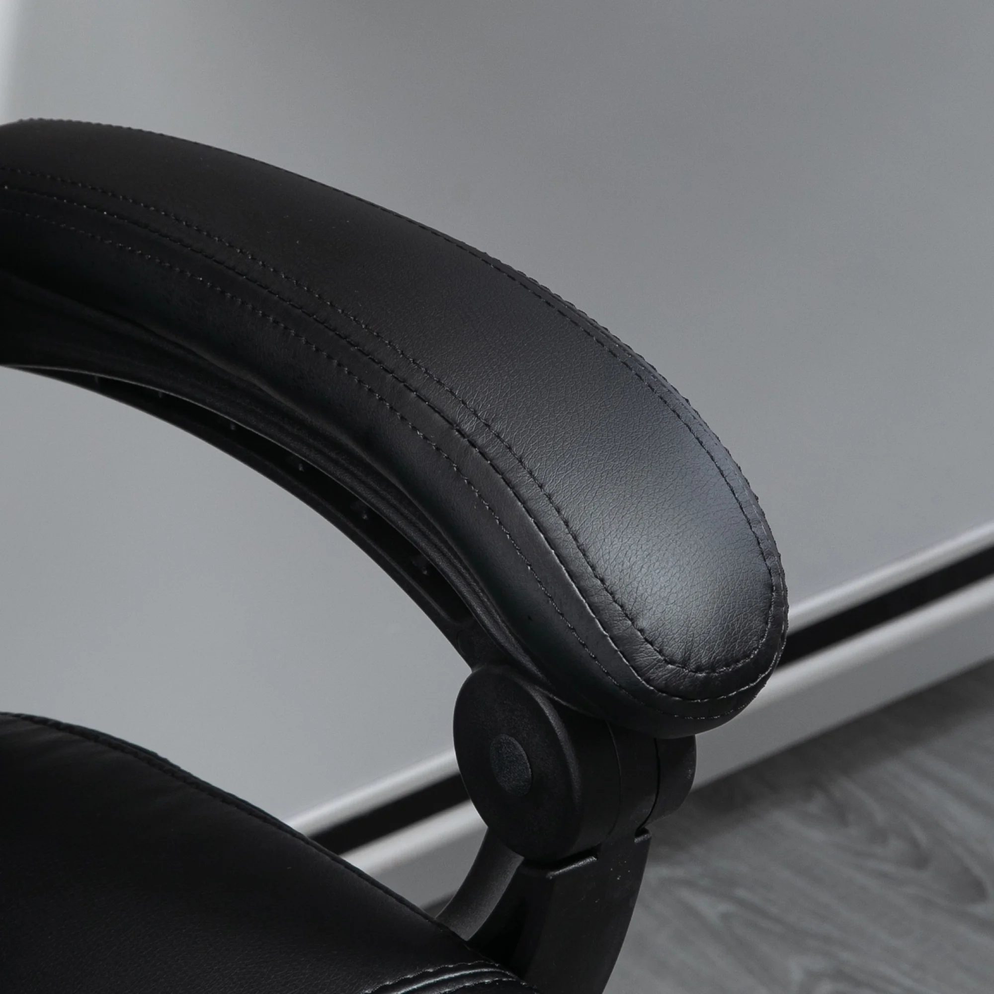 Vinsetto PU Leather Executive Office Chair with Vibration Massage, Black