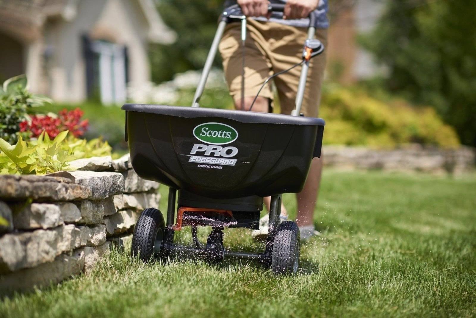 Scotts Edge Guard Pro Broadcast Spreader, 15000 sq. ft