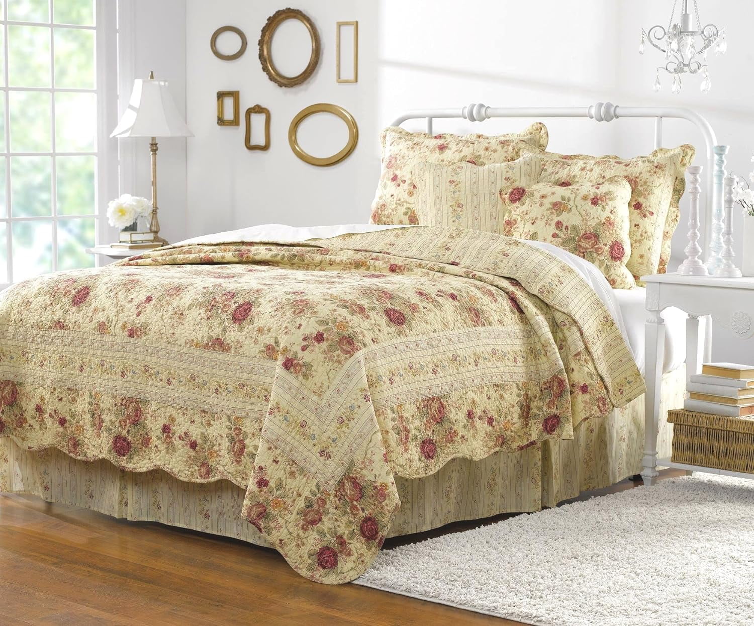 5Pc Chic Shabby Romantic Rose Bedding Quilt Set King/Cal King - Includes Bed Sheet Grippers Straps
