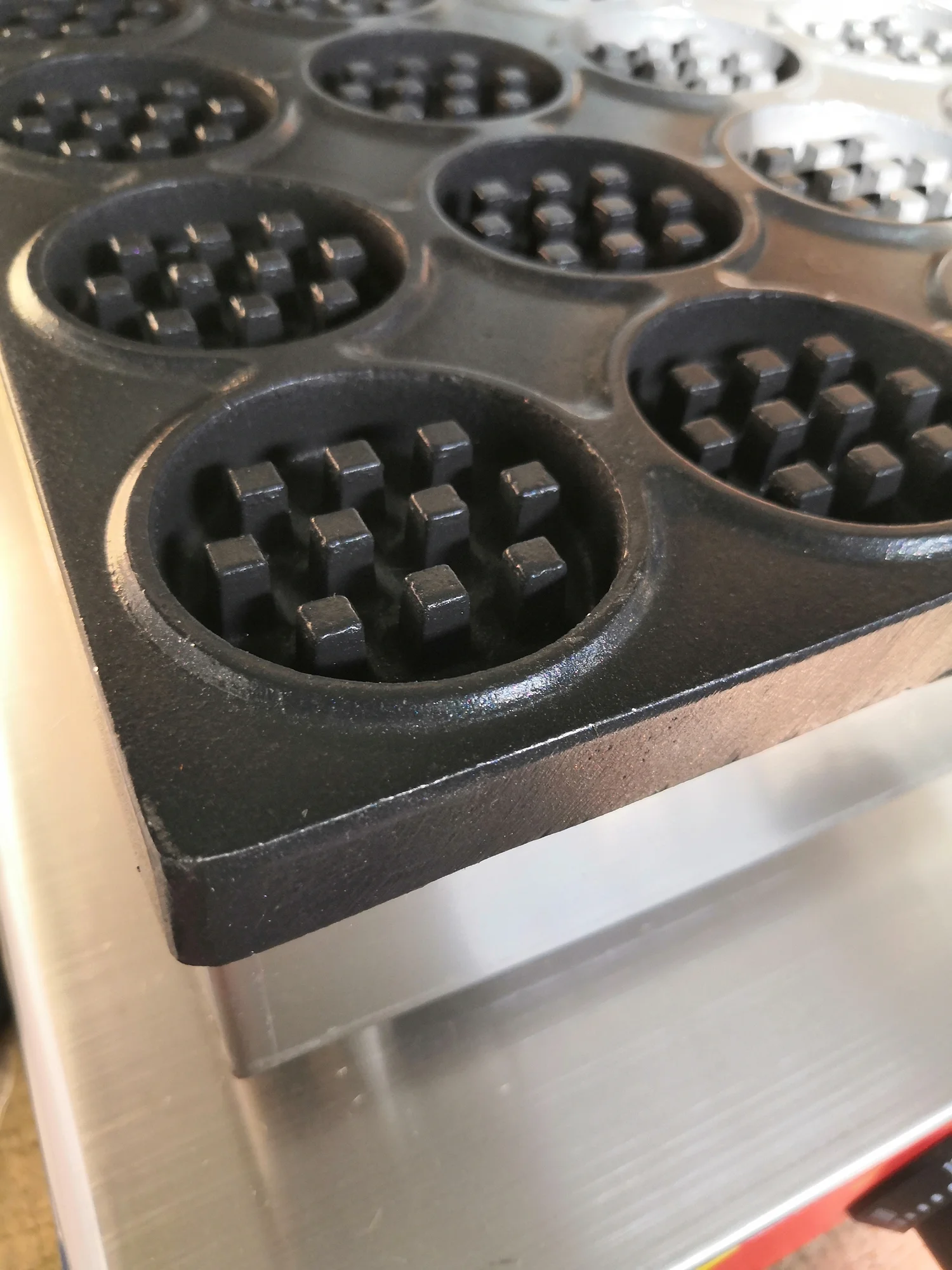 INTBUYING 16 Hole Waffle Machine Commercial Electric Mini Round Cake Waffle Maker Nonstick Baker Making Machine 110V