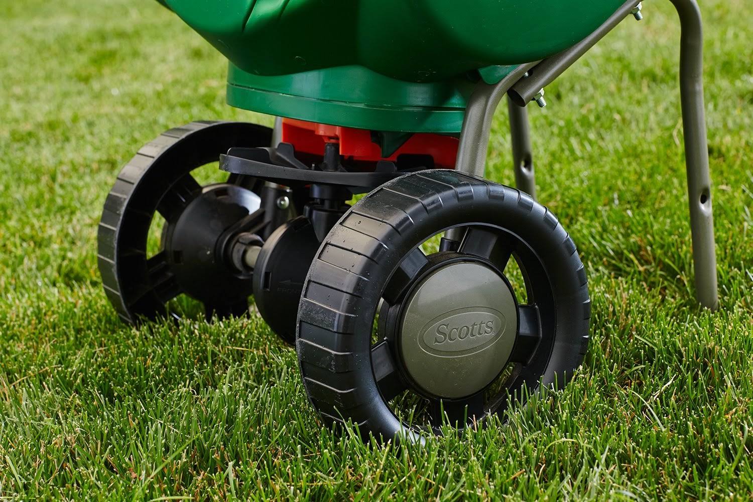Scotts Turf Builder Pro EdgeGuard Deluxe Broadcast Spreader