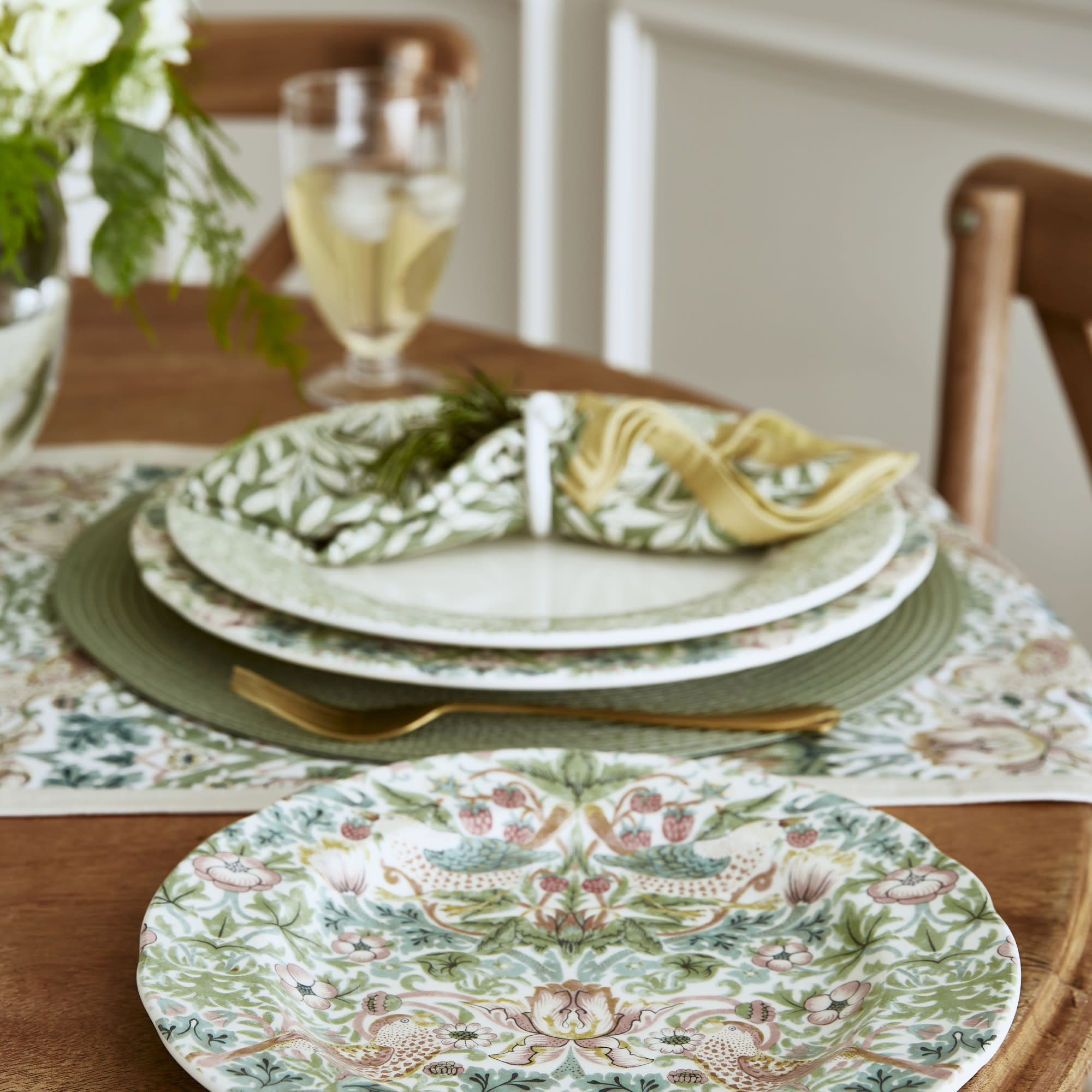 Spode Morris & Co Luncheon Plate Set of 4, Multicolored