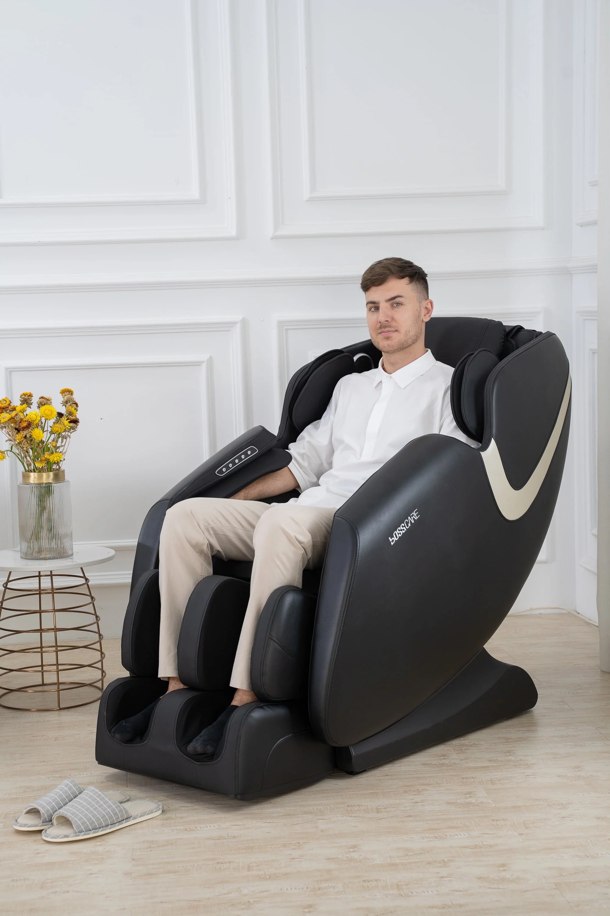 BOSSCARE Massage Chair Zero Gravity Full Body with Airbag Massage Black