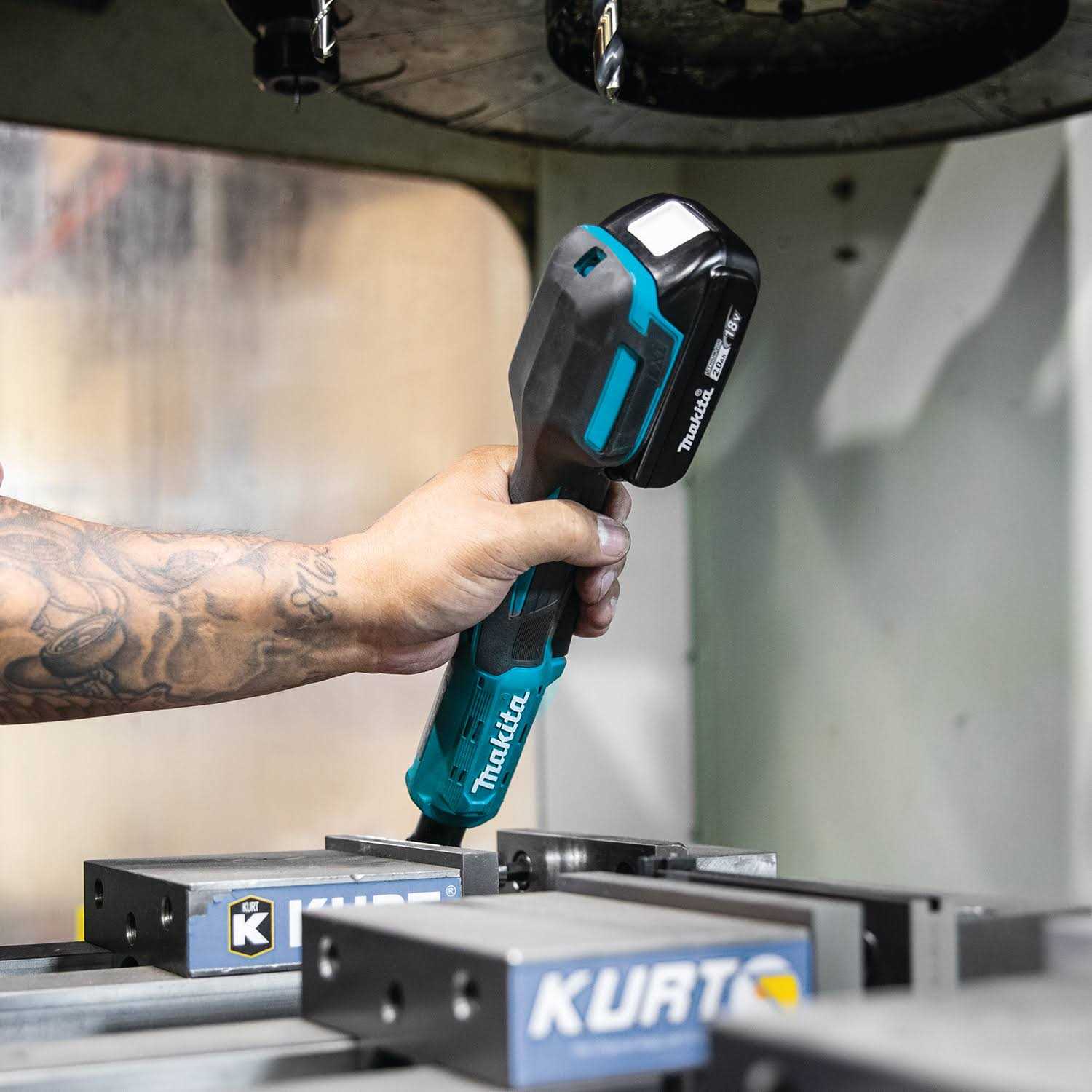Makita XRW01Z 18V LXT Lithium-Ion Cordless 3/8 / 1/4 Sq.Drive Ratchet