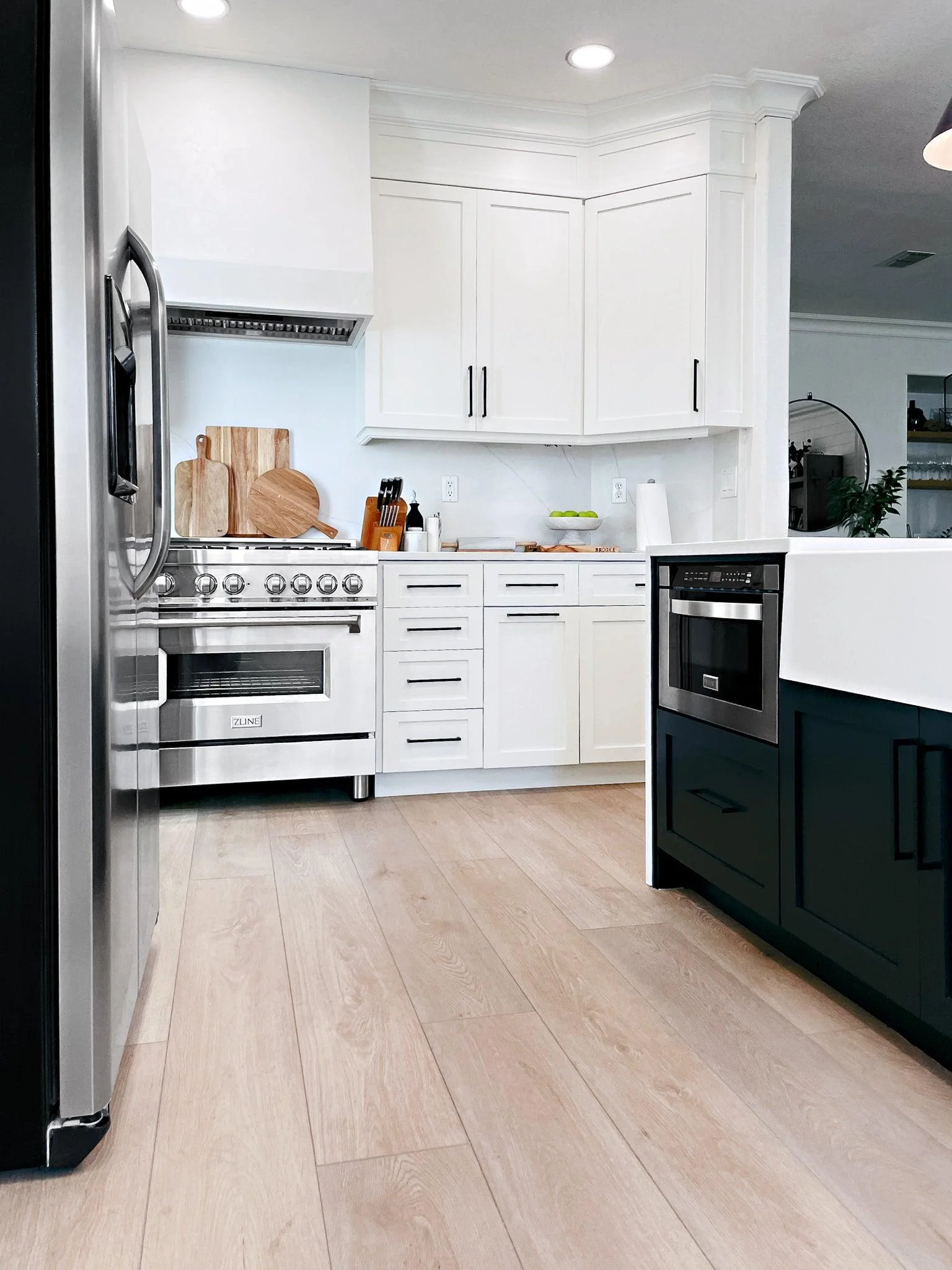 ZLINE 24" 1.2 cu. ft. Microwave Drawer in Black Stainless Steel