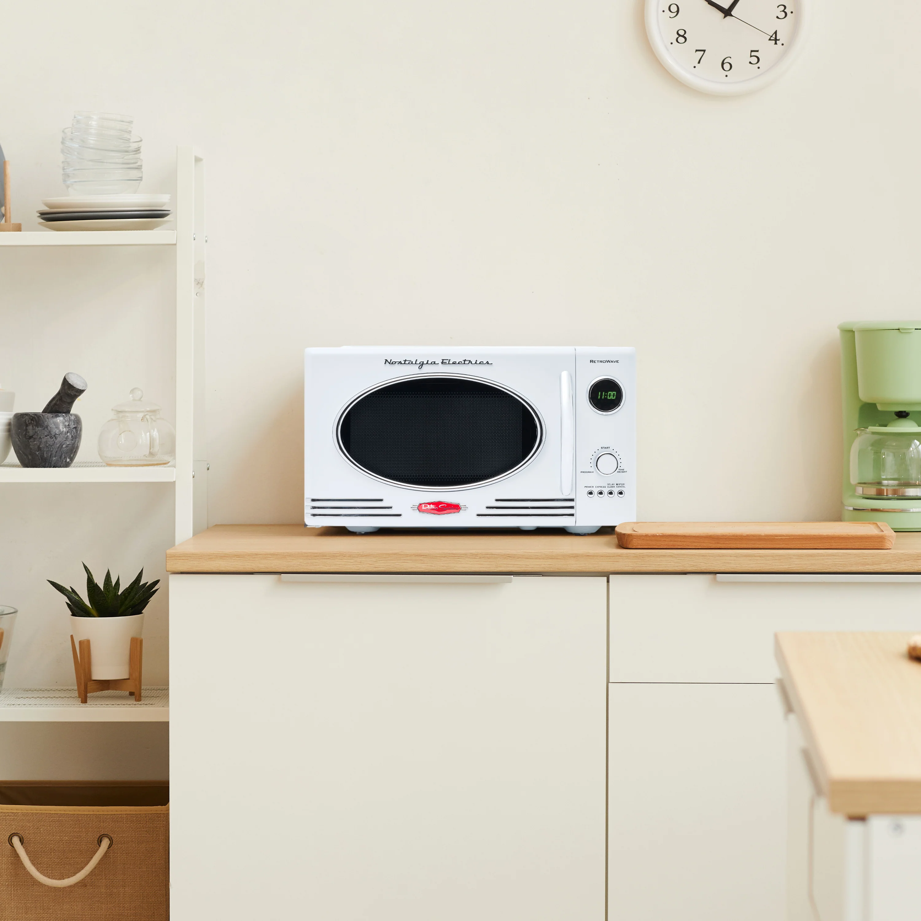 Retro 0.9 Cubic Foot 800-Watt Countertop Microwave Oven - White