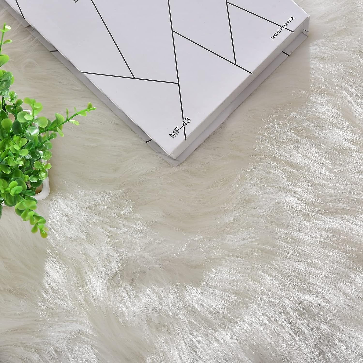 Sanmadrola Faux Sheepskin Area Rugs Fluffy Shaggy Rug Ultra Soft Faux Fur Carpets Rug Fluffy Washable Rug for Bedroom, Nursery Room,Luxury Living Room Decor White 4x6 Ft