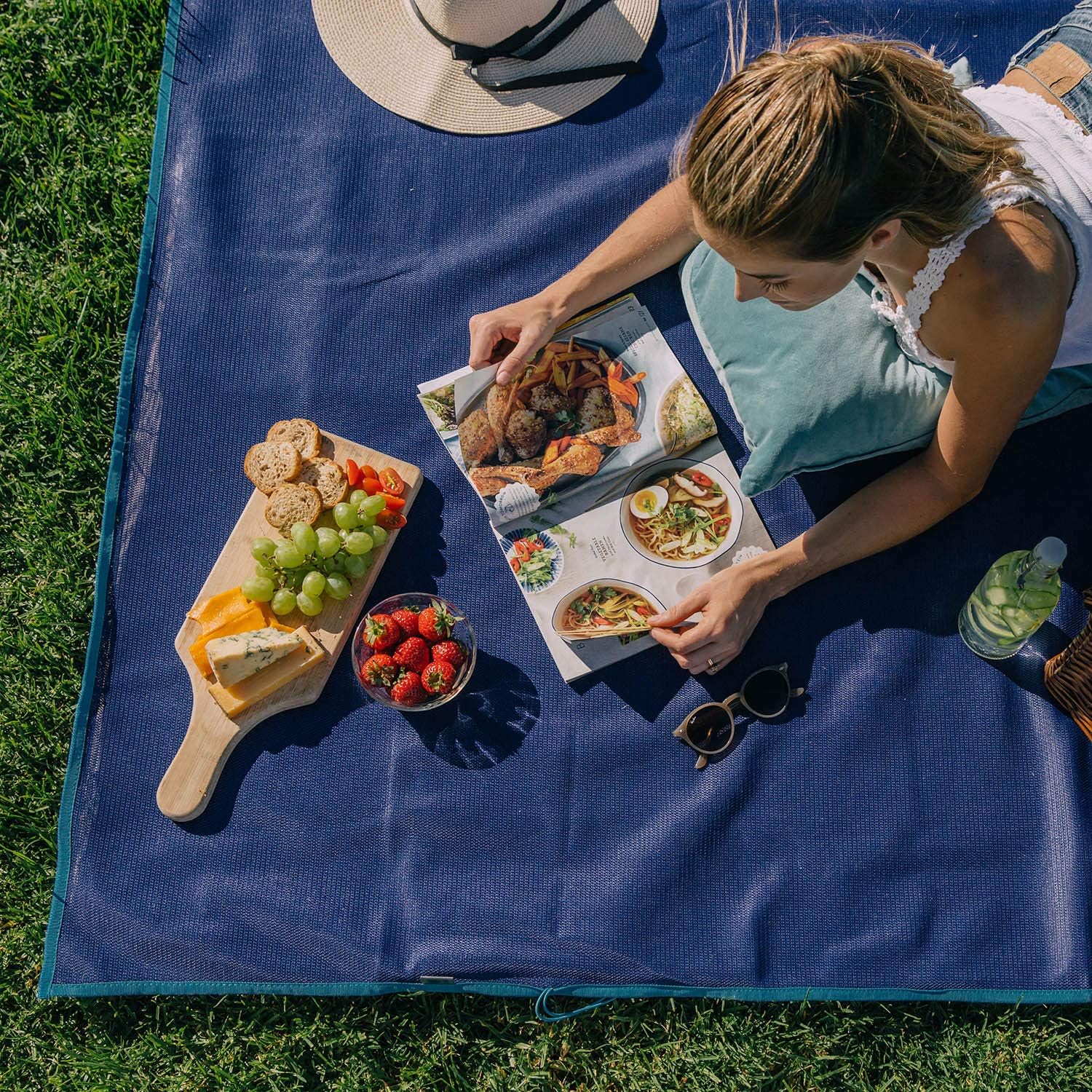 CGEAR Sandlite &ndash; Patented Sand-Free Beach Mat &ndash; Multi Use Outdoor Camping Mat, Picnic Blanket, Exercise Stretching Mat &ndash; Rollup Compact &ndash; Also Great for Families and Equipment Protection