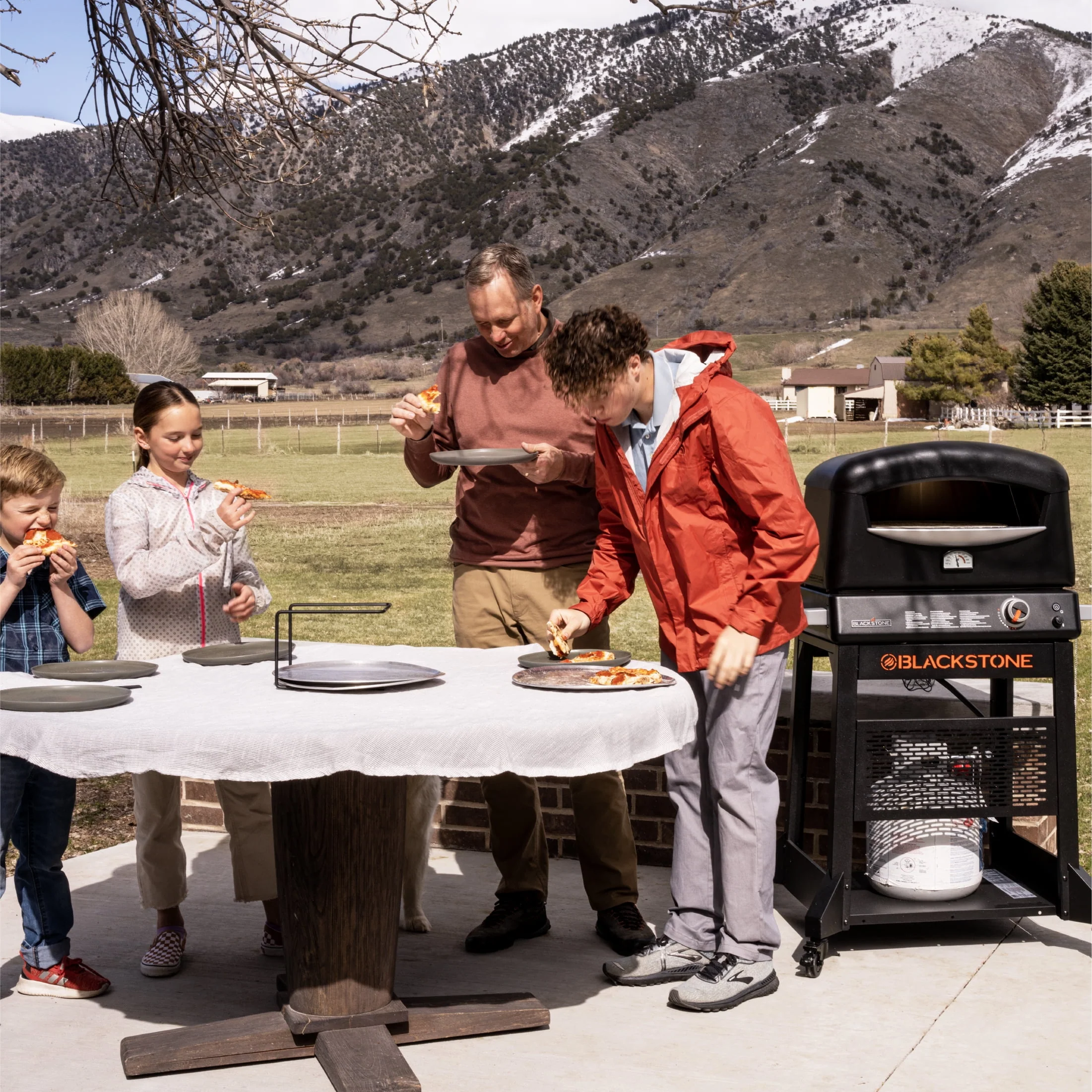 Blackstone Propane Pizza Oven with 16 Rotating Cordierite Stone and Mobile Stand
