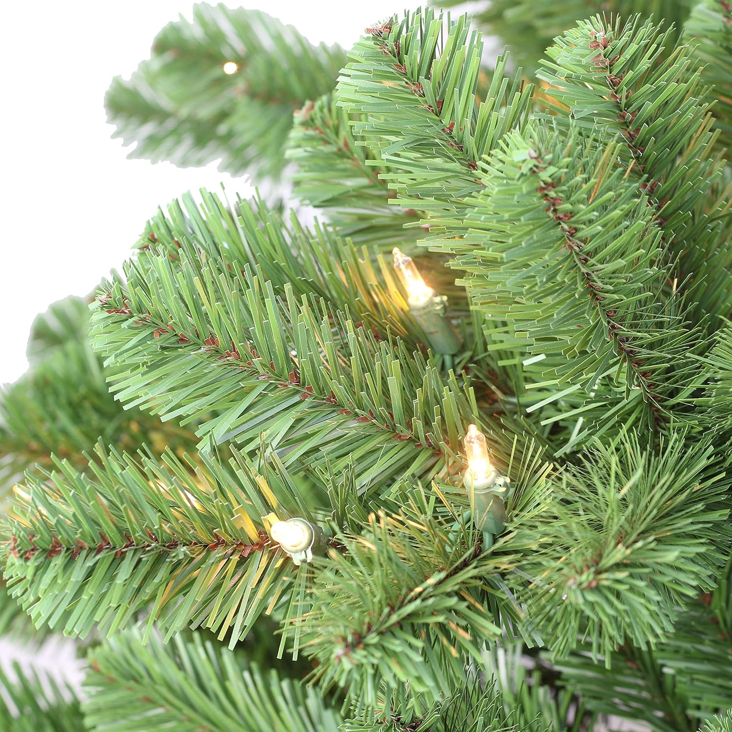 Puleo International 7.5' Pre Vermont Spruce Sure-Lit Pole and 550 UL-Listed Clear Incandescent Lights Artificial Christmas Tree, Green