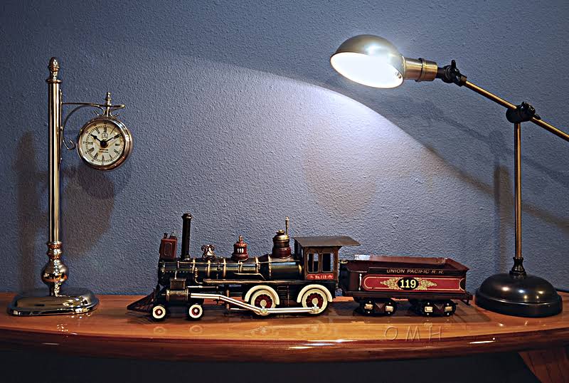 Old Modern Handicrafts Decorative Model of Union Pacific 1:24 Locomotive