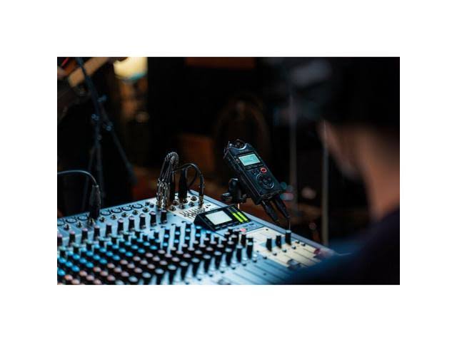 Tascam Portable Four-Track Digital Audio Recorder u0026 USB Audio Interface - (DR40X