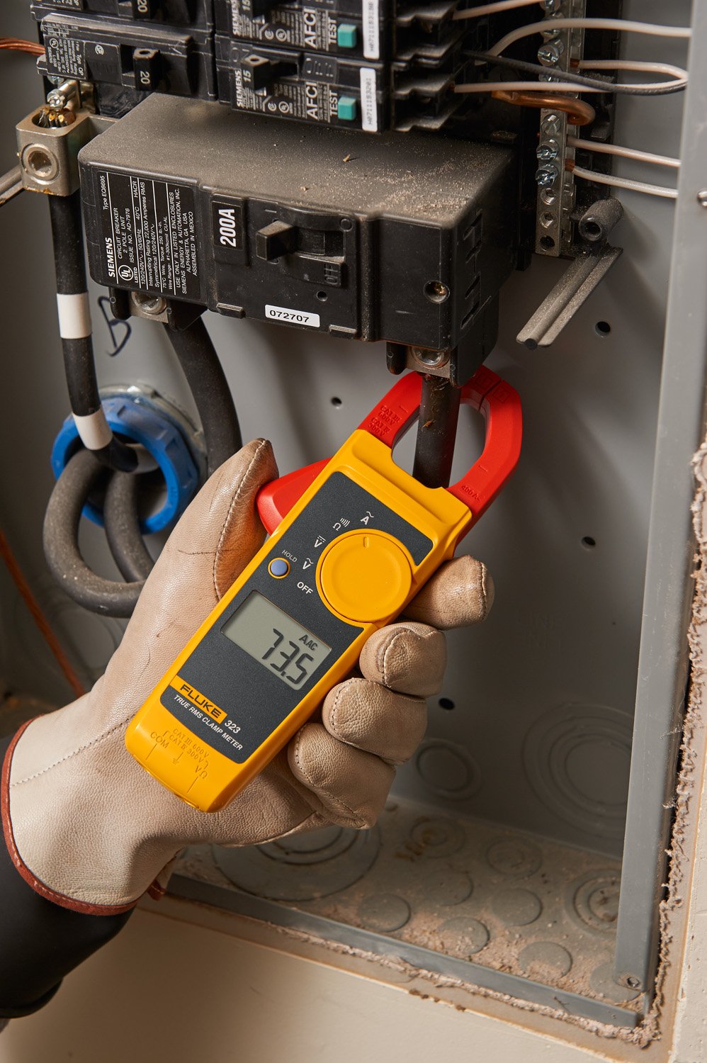 Fluke 323 Clamp Meter For Commercial/Residential Electricians, Measures AC Current To 400 A,Measures AC/DC Voltage To 600 V, Resistance And Continuity, Includes 2 Year Warranty And Soft Carrying Case