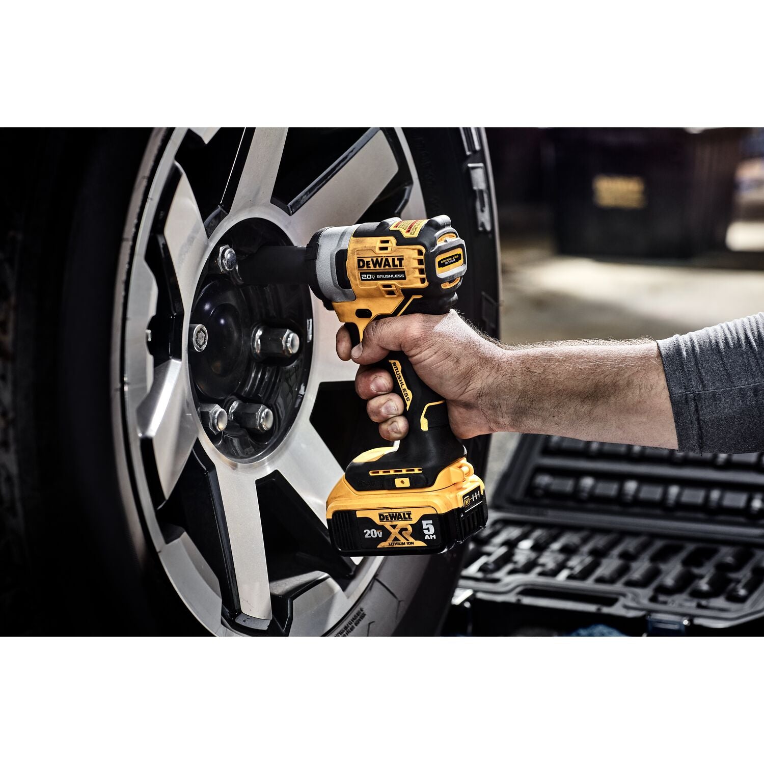 DeWalt DCF913B 20V MAX* 3/8′′ Cordless Impact Wrench w/ Hog Ring Anvil, Tool Only