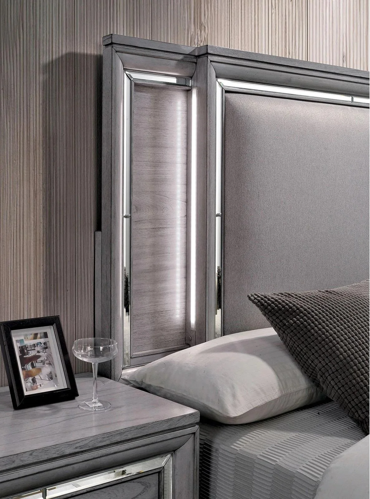 Contemporary Light Gray Solid Wood Queen Bedroom Set 6pcs FOA CM7579 Alanis