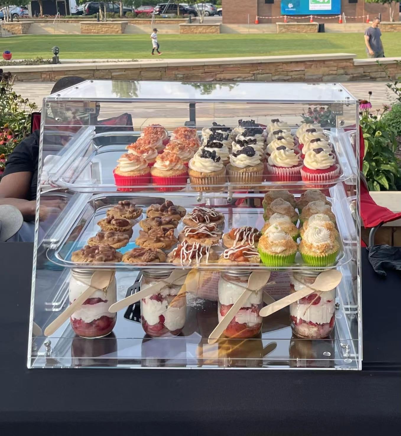 3 Tray Bakery Display Case with Rear Doors - 21" x 17 3/4" x 16 1/2"