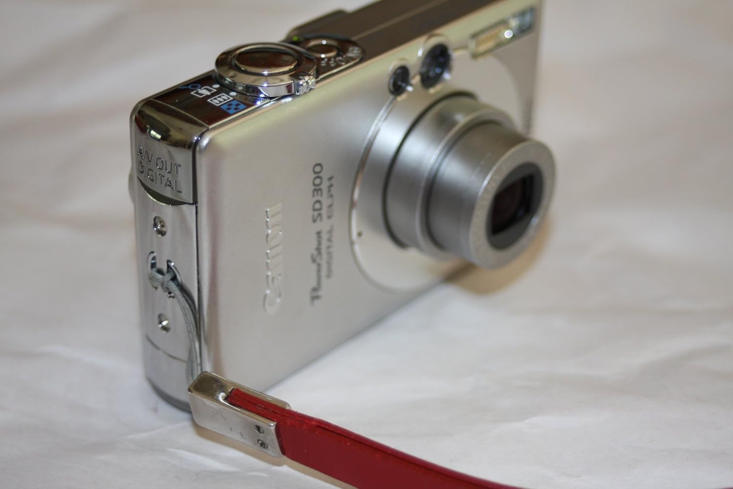 Canon Powershot SD300 4MP Digital Elph Camera with 3x Optical Zoom