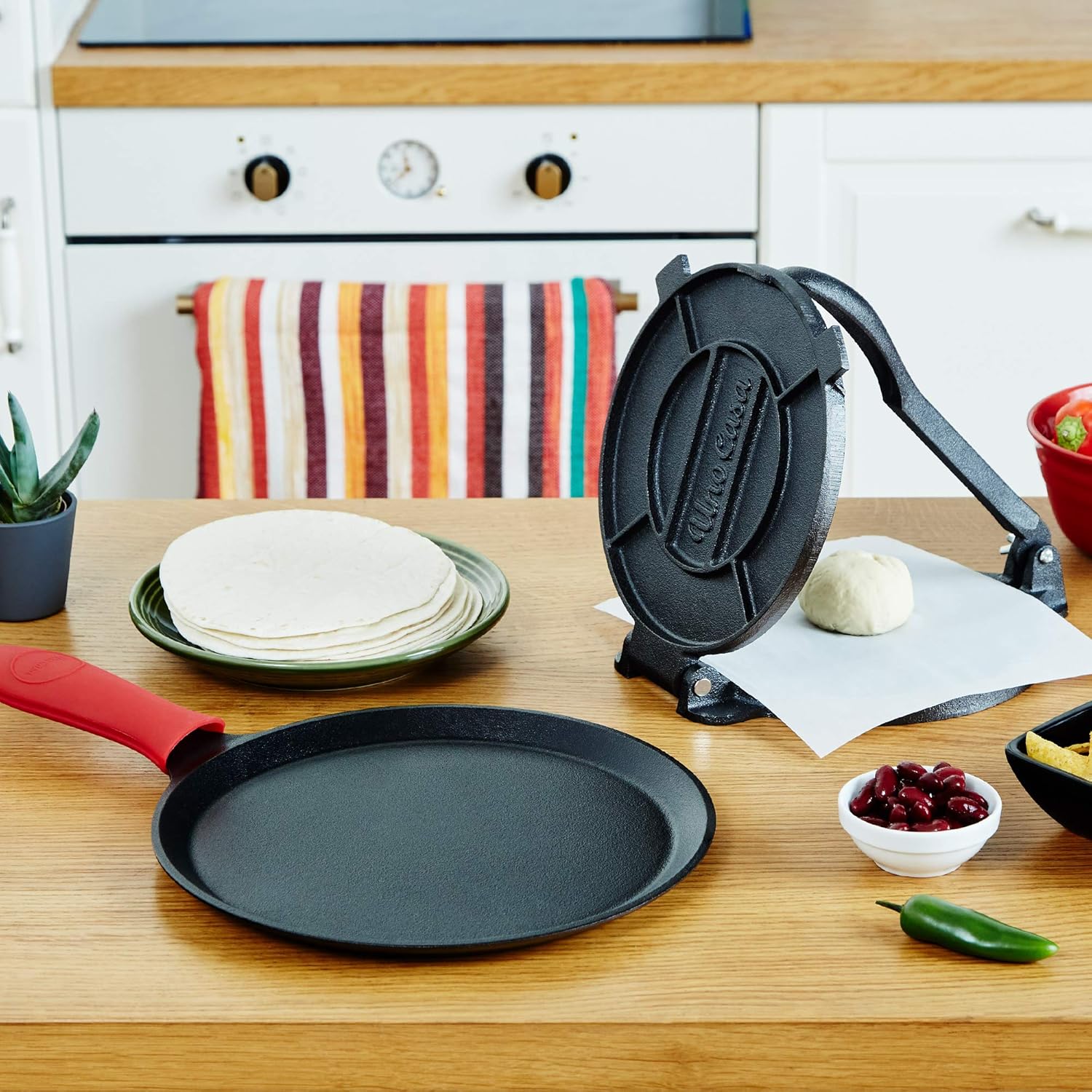 Uno Casa Cast Iron Tortilla Press 8 Inch with Cast Iron Comal Pan - Bundle of Tortilla Pan for Roti, Tawa, Dosa and Pre-Seasoned Tortilla Press Pataconera