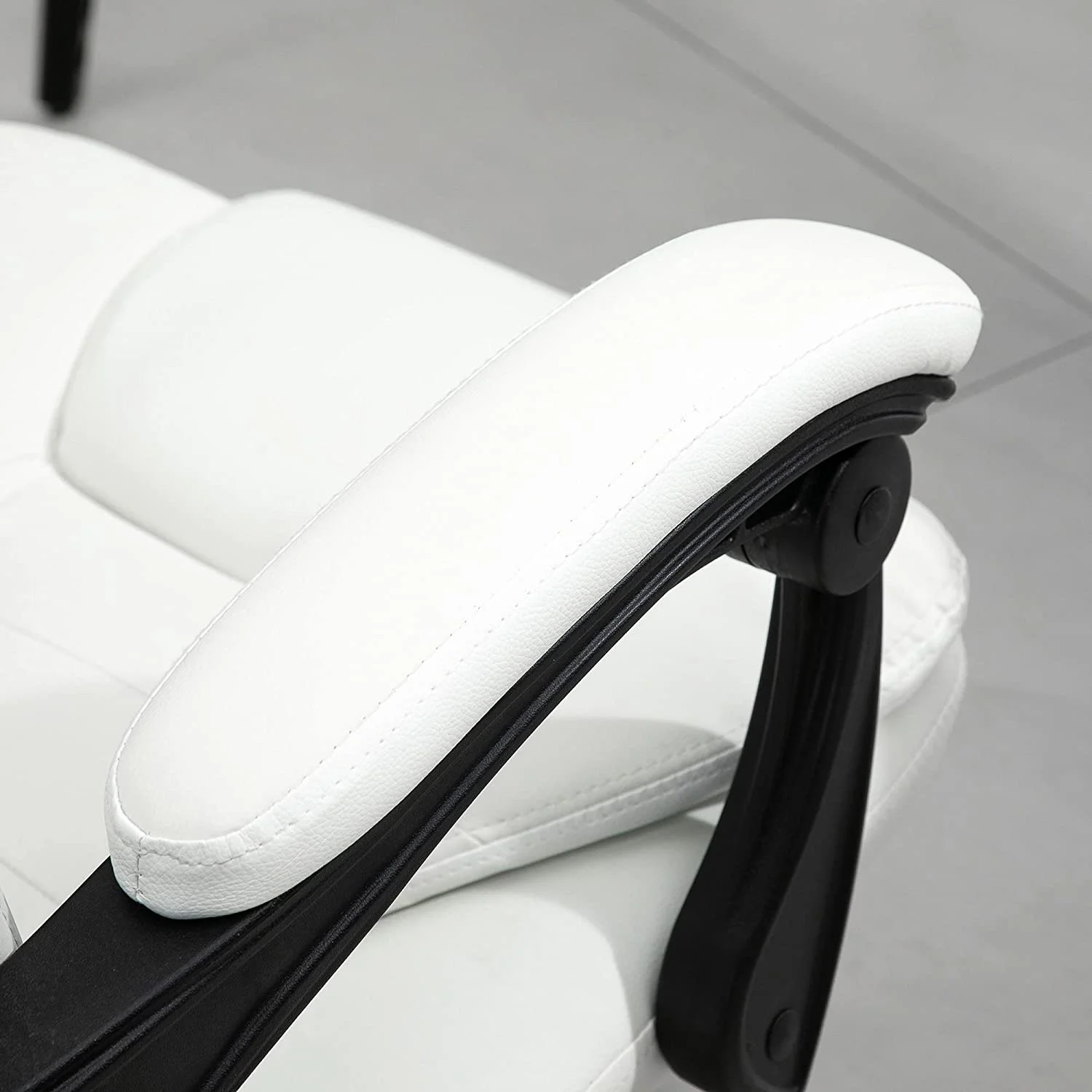Vibrating Massage Office Chair, High Back Executive Recliner With Lumbar Support, Footrest, Reclining Back, Adjustable Height, White