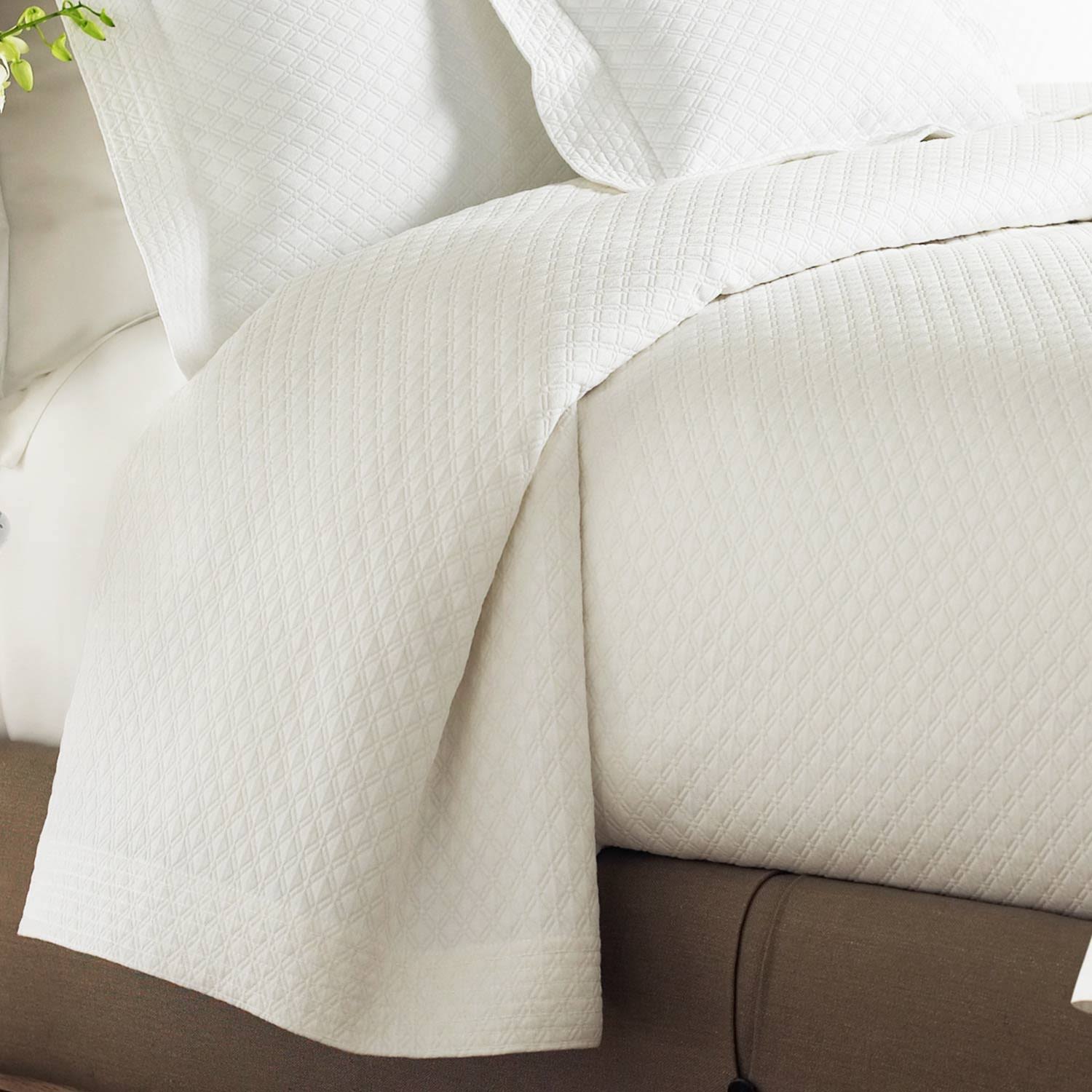 Peacock Alley Alyssa Coverlet, Queen, White