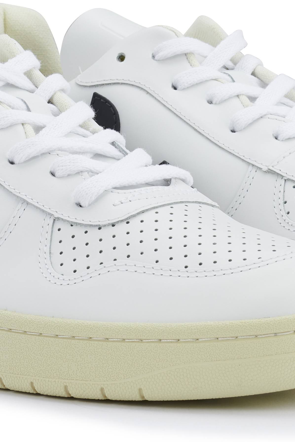 Veja V-10 Leather (White / Black)